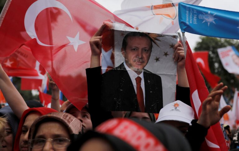 Dadka Turkiga oo maanta u dareeray goobaha cod bixinta