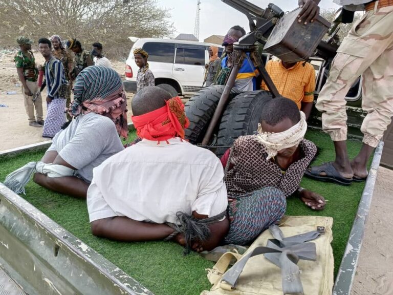 Rag ku eedeysan in ay ka tirsan yihiin Al Shabaab oo gacanta lagu dhigay