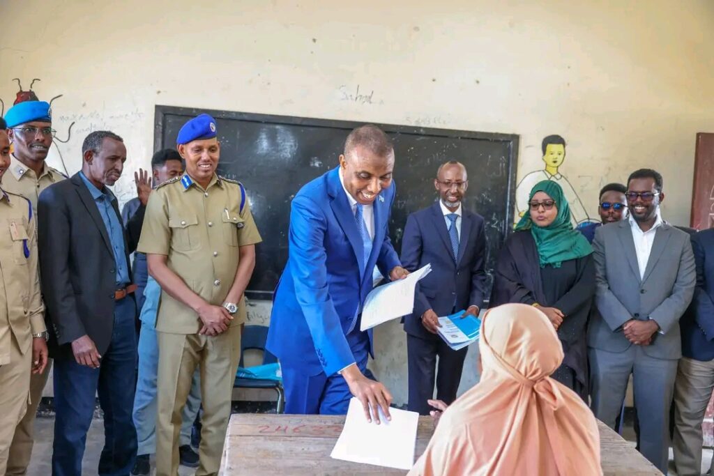 Imtixaanka shahaadiga oo ay ka qeyb galayaan 37-kun oo arday oo maanta furmay