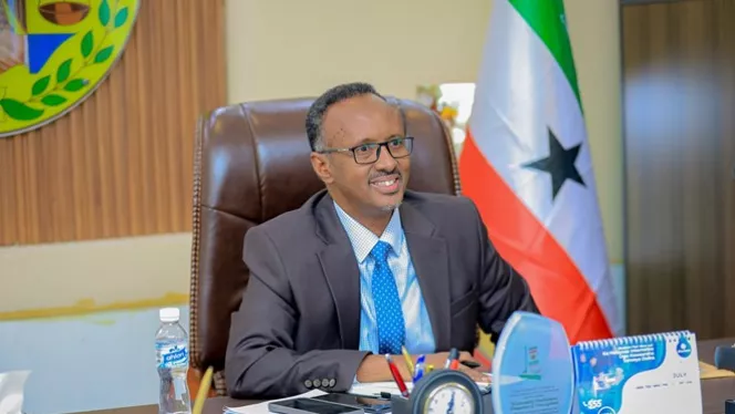 Wasiirkii Warfaafinta Somaliland oo is casilay