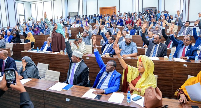 Fadhiga Barlamanka ee maanta iyo dhameystirka dastuurka dhabbe ceynkee ah ayuu qaranka ku hagi karaa?
