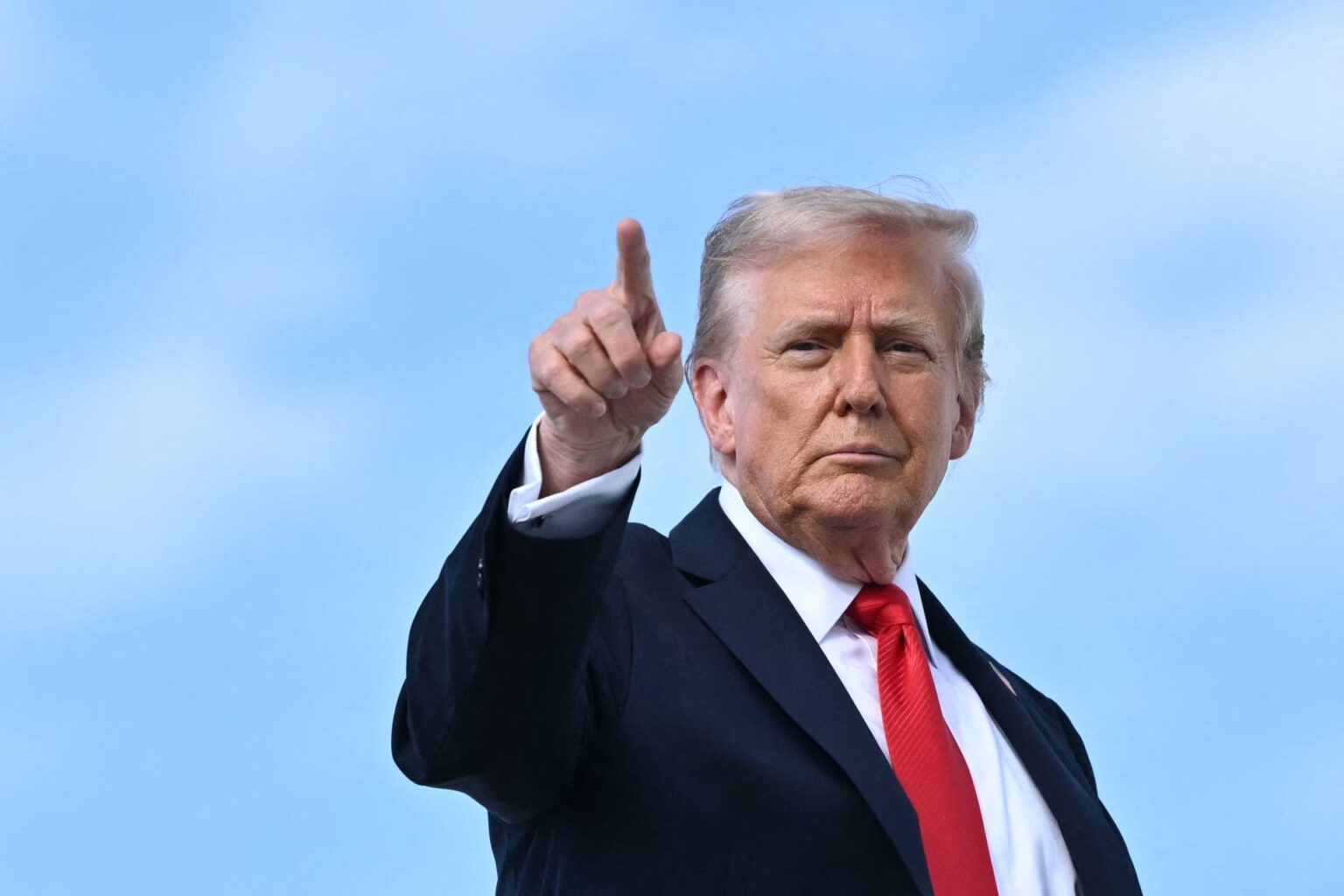 Trump oo saacado kooban u qabtay Iran